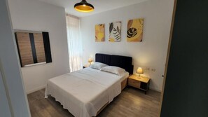 Apartamento, 1 quarto, sacada | Banheiro | Roupões de banho, chinelos, bidê, toalhas de banho