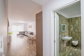 Lägenhet - 3 sovrum | Vardagsrum | 42-tums smart-tv med satellitkanaler