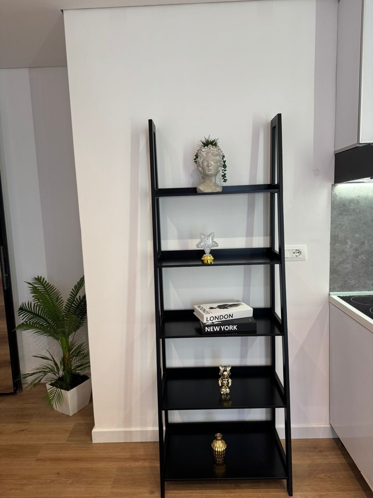 アパートメント 1 ベッドルーム バルコニー | リビング エリア | 42 インチのスマートテレビ (衛星放送視聴可)