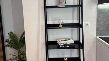 Appartamento, 1 camera da letto, balcone | Area soggiorno | Smart TV 42 pollici con canali satellitari