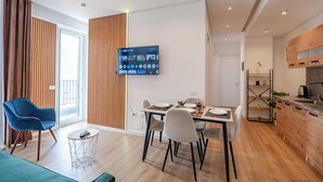 Apartment, 2 Bedrooms, Garden View | Ruang tamu | 42 inci sebuah televisyen pintar dengan satelit 