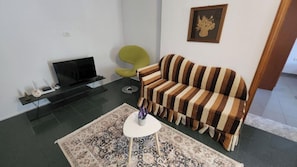 Apartamento, 1 habitación, balcón | Zona de estar | Smart TV de 42 pulgadas con canales por satélite