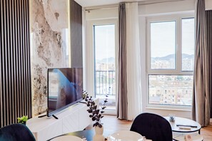 Deluxe appartement | Woonruimte | Een 42-inch smart-tv met satellietzenders