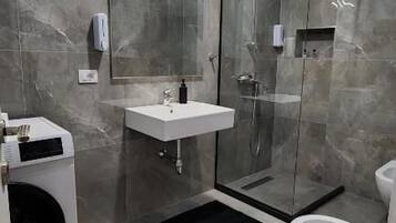 Apartamento, 1 quarto, sacada | Banheiro | RoupĂ”es de banho, chinelos, bidĂȘ, toalhas de banho