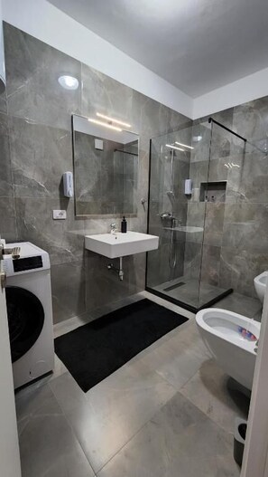 Appartamento, 1 camera da letto, balcone | Bagno | Accappatoio, pantofole, bidet, asciugamani