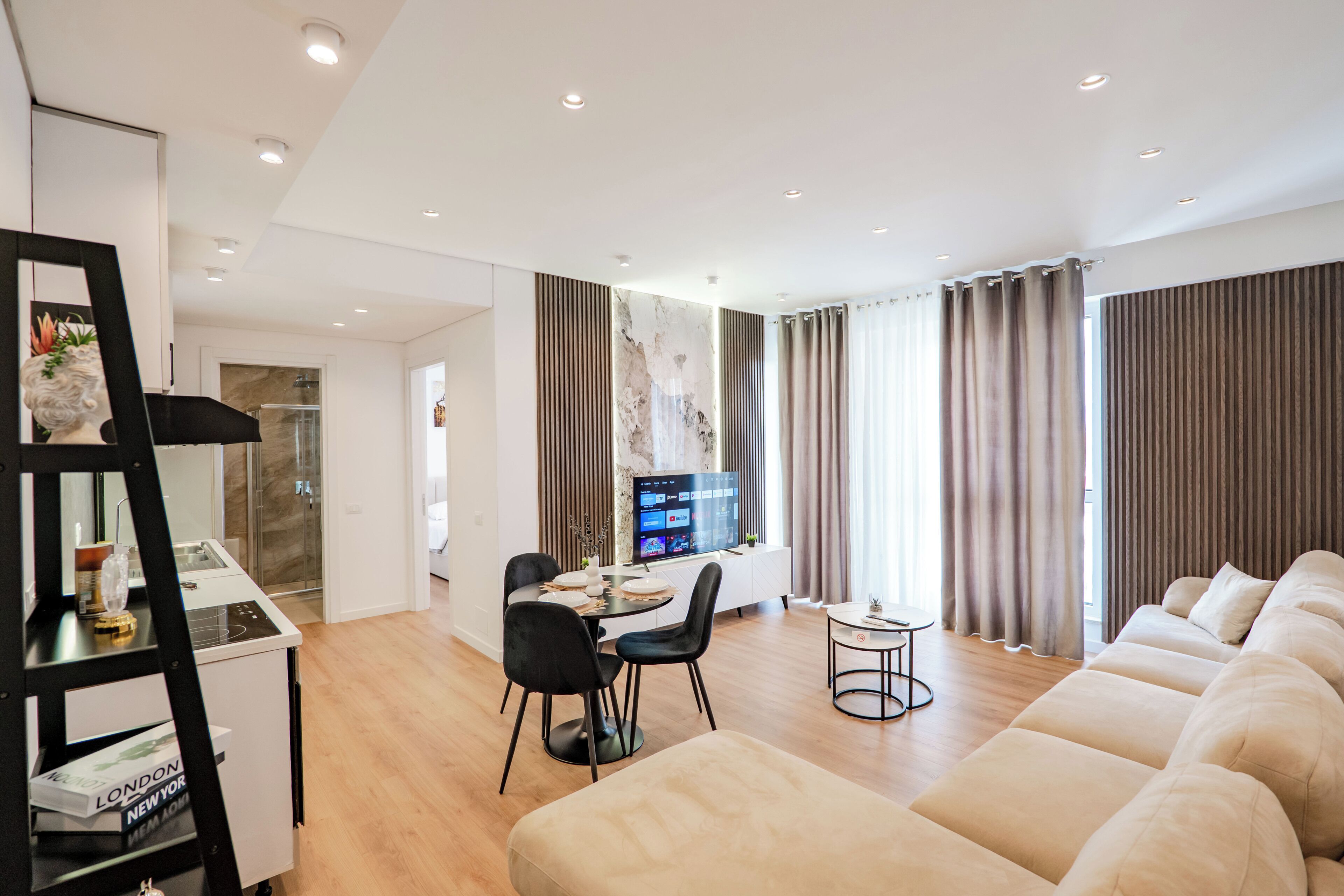 Deluxe-lejlighed | Opholdsområde | 42-tommers smart-tv med satellitkanaler