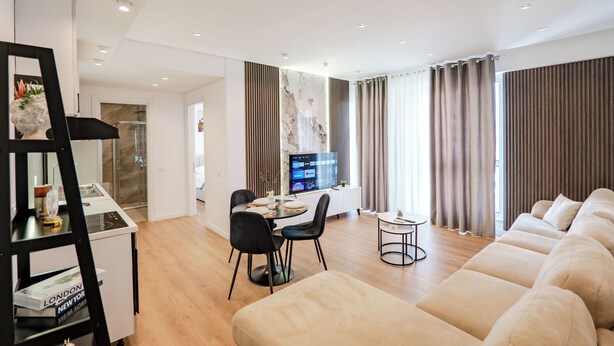 Deluxe Apartment | Ruang tamu | 42 inci sebuah televisyen pintar dengan satelit 