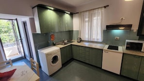 Apartamento, 1 habitación, balcón | Cocina privada | Microondas, hervidor eléctrico, tostadora y utensilios de cocina