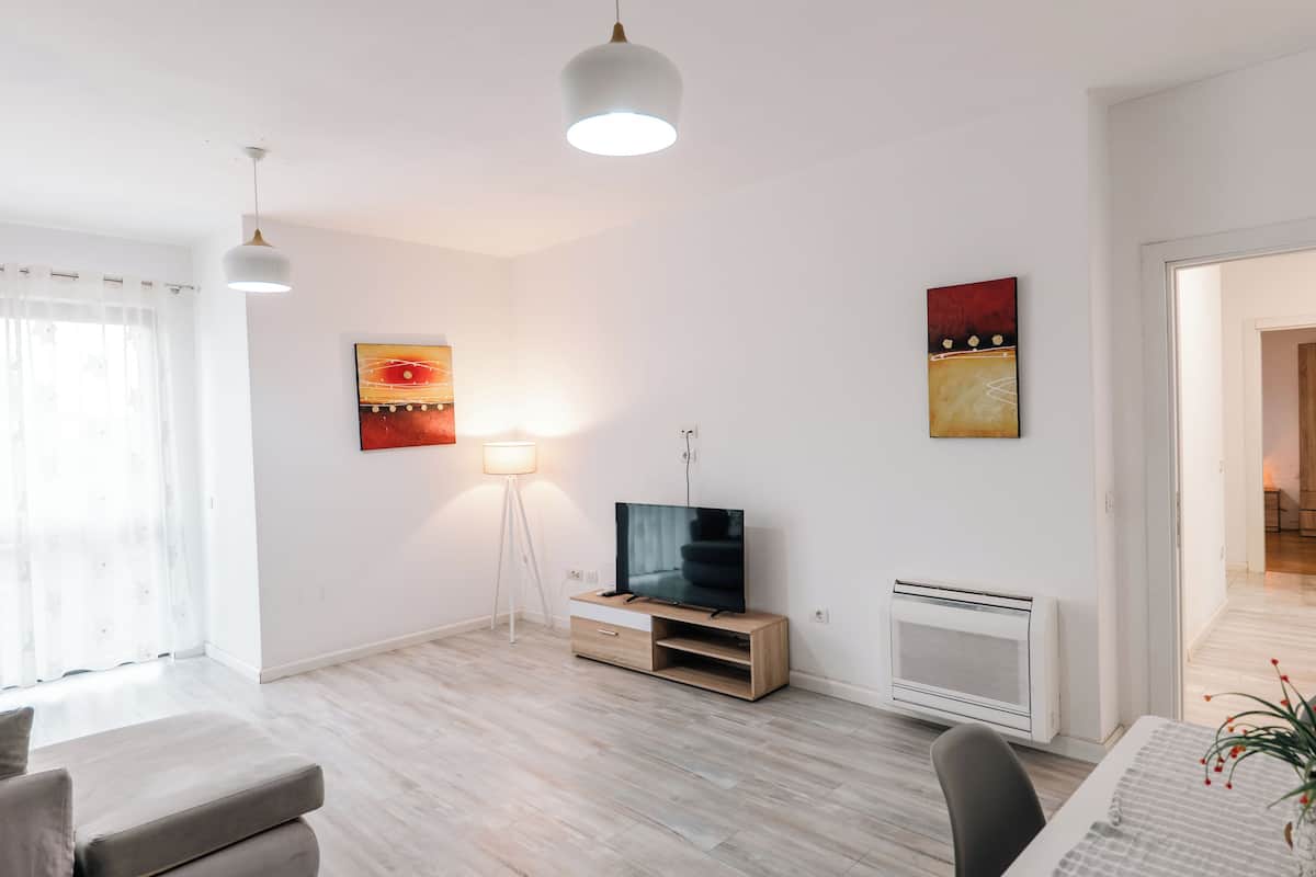 Standard Apartment, 2 Bedrooms | Ruang tamu | 42 inci sebuah televisyen pintar dengan satelit