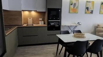 Appartement, 1 slaapkamer, balkon | Privékeuken | Een magnetron, een waterkoker, een broodrooster