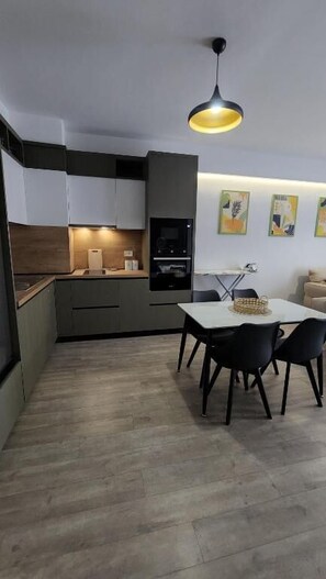 Apartamento, 1 quarto, sacada | Cozinha privada | Micro-ondas, chaleira elétrica, torradeira