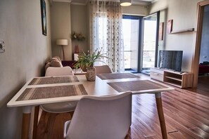 Appartamento, 1 camera da letto, balcone | Area soggiorno | Smart TV 42 pollici con canali satellitari