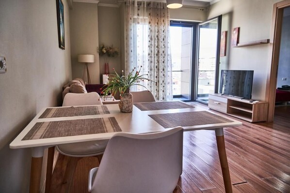 Apartamento, 1 quarto, sacada | Área de estar | Smart TV 42 polegadas com canais via satélite