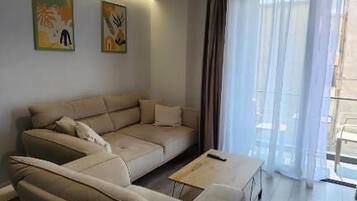 Apartamento, 1 quarto, sacada | Ărea de estar | Smart TV 42 polegadas com canais via satĂ©lite