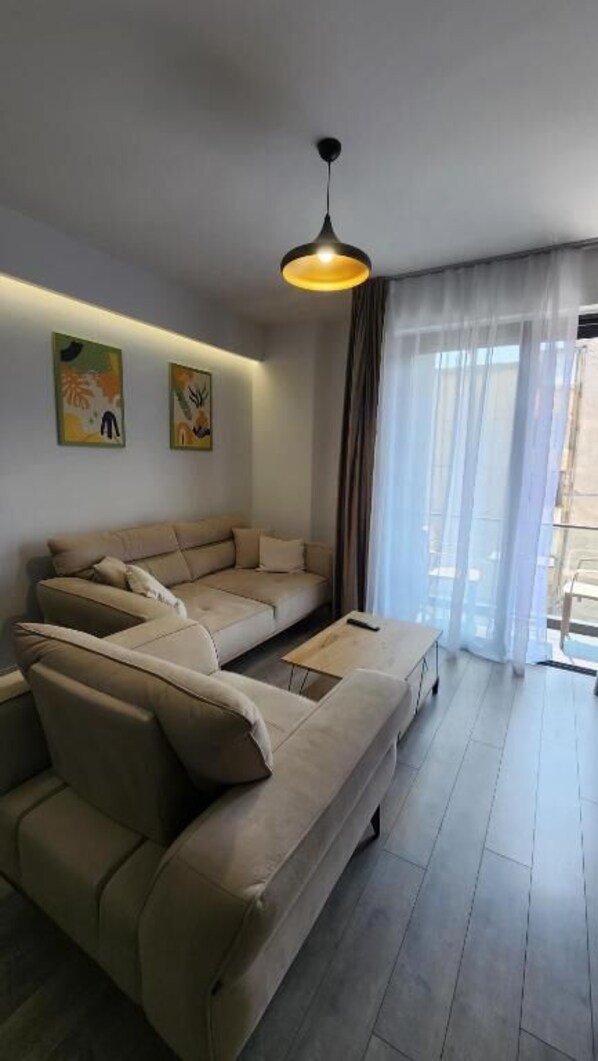 Appartamento, 1 camera da letto, balcone | Area soggiorno | Smart TV 42 pollici con canali satellitari