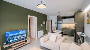 Huoneisto, parveke | Oleskelualue | 42–tuumainen äly-TV, jossa satelliittikanavat