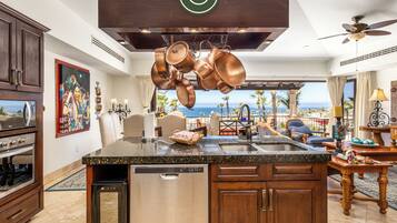 Family House | Private kitchen | Microwave, oven, coffee/tea maker, toaster