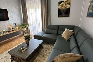 Smart TV, fireplace - Modern and elegant apartment (Fier)