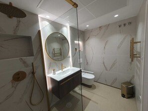 Dusche, Haartrockner, Handtücher, Seife
