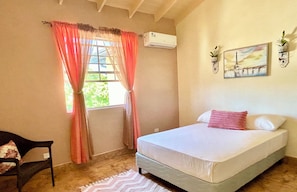 7 Schlafzimmer, Schreibtisch, Bügeleisen/Bügelbrett, Reisekinderbett