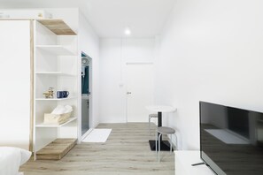 Laptop workspace, bed sheets - SRINN Hotel Pattaya Klang (Pattaya)