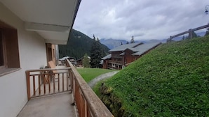 A balcony with a view of a mountain range and a wooden fence. - 180m from ski lifts, floor -2, balcony, tv, ski locker, 37m², Valfréjus (Valfréjus)