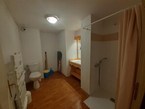 Shower - 180m from shops, floor -2, balcony, tv, ski locker, 37m², Valfréjus (Valfréjus)