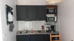 A compact kitchen with dark cabinets, a microwave, a coffee maker, and a sink. - Ski-in/ski-out & foot of the slopes, 3rd floor, balcony, tv, ski locker, 28m², Valfréjus (Valfréjus)