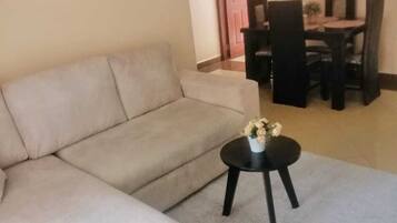 Apartamento Confort, vistas a la ciudad | Zona de estar | Smart TV de 24 pulgadas con canales digitales