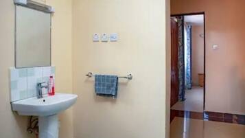 Comfort Apartment, City View | Bathroom | Shower, free toiletries, slippers, bidet