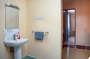 舒适公寓, 城市景观 | 浴室 | 淋浴设施、免费洗浴用品、拖鞋、毛巾