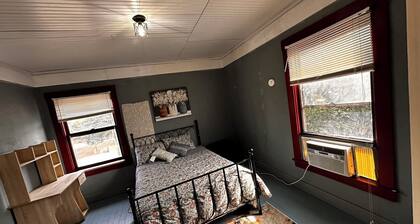 Unique Large Historic House 5-bedroom house in Quiet Historic Walnut Grove Town