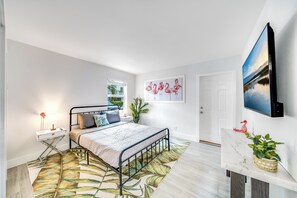 2 habitaciones, tabla de planchar con plancha y cuna de viaje