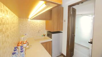 Family Room, Multiple Beds, Kitchenette | Private kitchen | Dishwasher