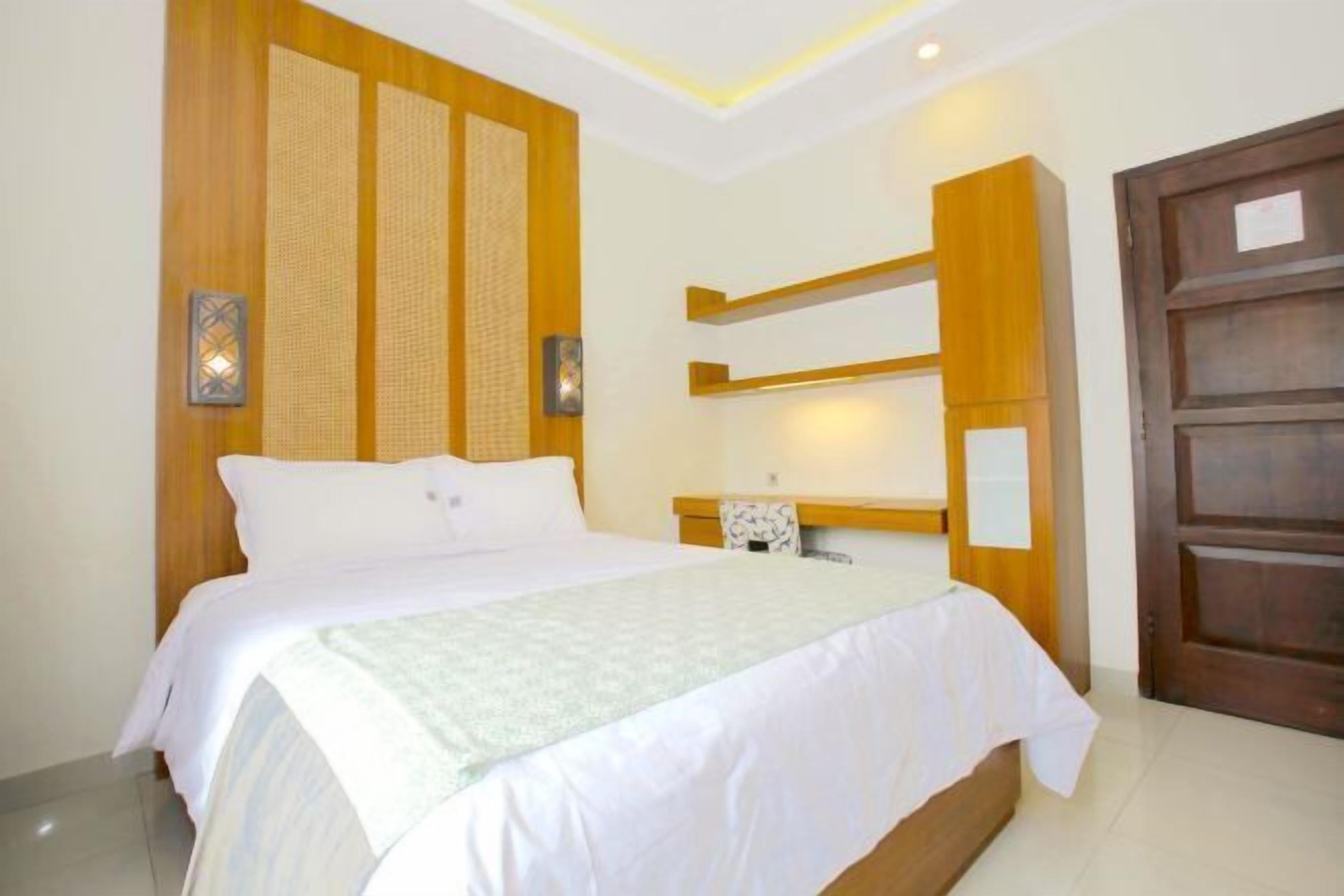 Desk, blackout drapes, soundproofing, free WiFi