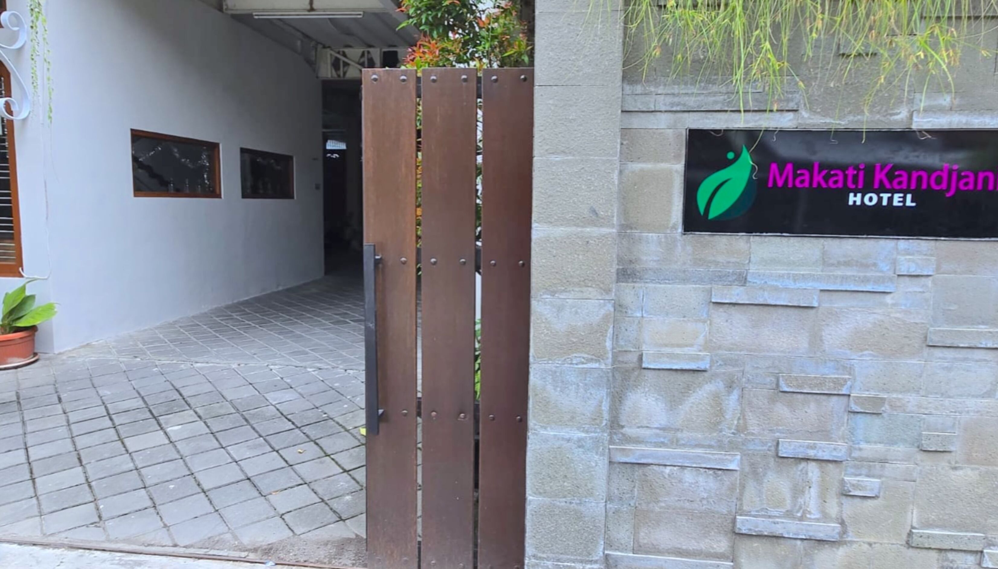 A hotel entrance with a sign for Makati Kandjan Hotel.