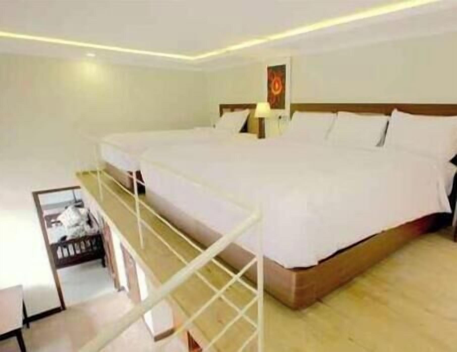 Skrivebord, blendingsgardiner, lydisolert og wi-fi (inkludert)