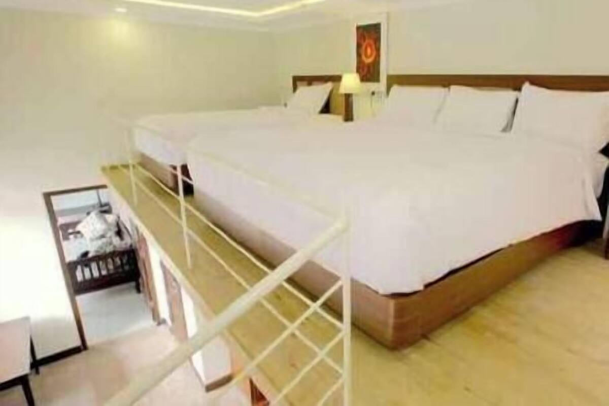 Skrivebord, blendingsgardiner, lydisolert og wi-fi (inkludert)