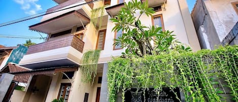 Vista frontal de la propiedad