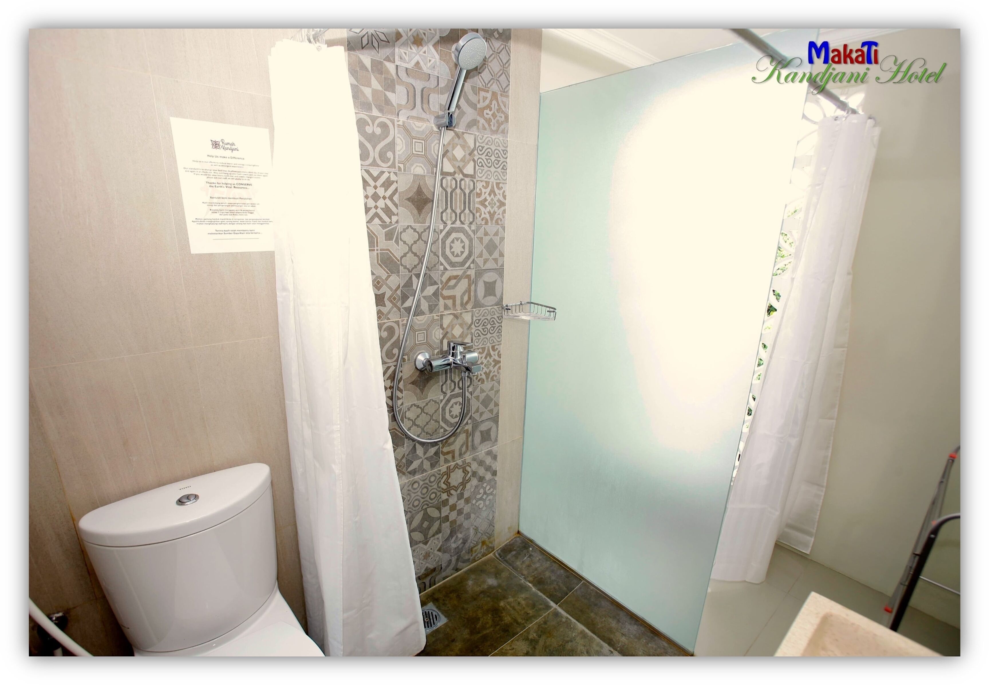 Une salle de bain avec une douche, des toilettes et une porte avec un rideau.