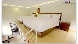 Un dormitorio amplio con una cama grande, una mesita de noche de madera y una pequeña mesa.