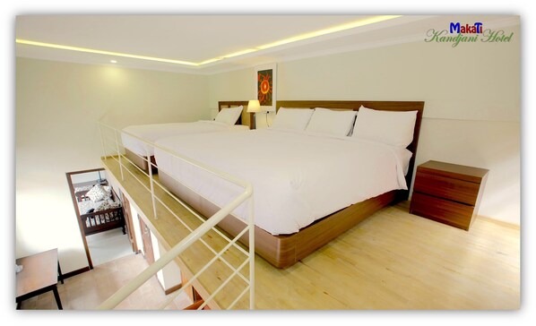 Desk, blackout drapes, soundproofing, free WiFi - Rumah Kandjani By Makati (Depok)