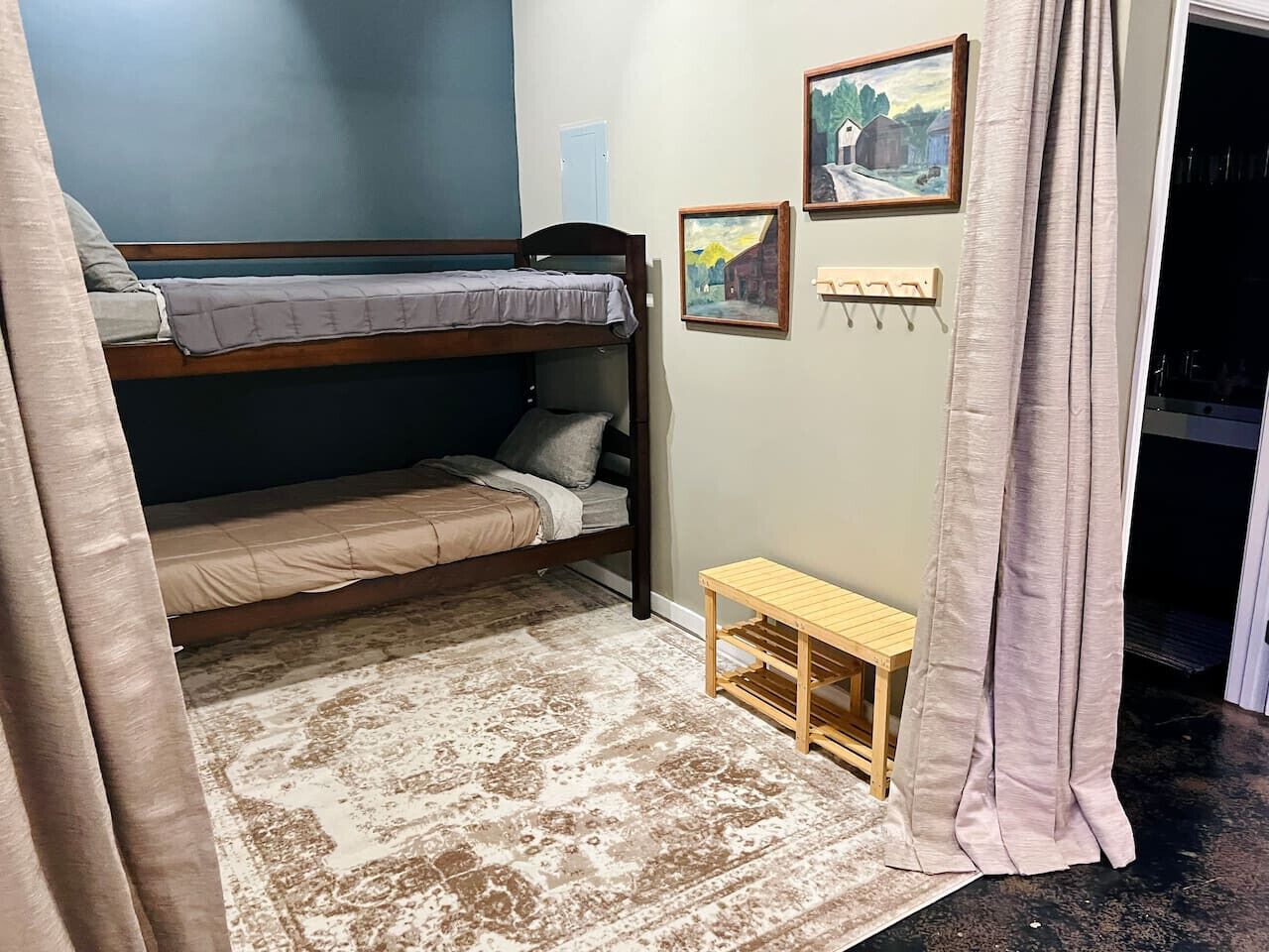 3 Schlafzimmer, Schreibtisch, Bügeleisen/Bügelbrett, Reisekinderbett