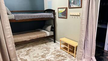 3 Schlafzimmer, Schreibtisch, Bügeleisen/Bügelbrett, Reisekinderbett