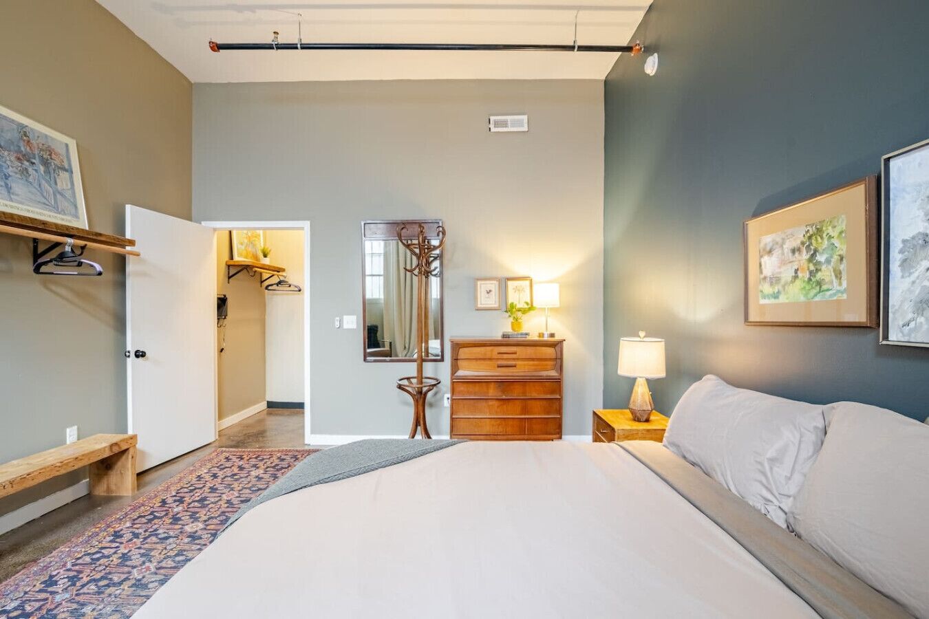 3 bedrooms, desk, iron/ironing board, travel cot