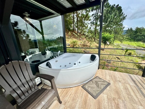 Outdoor spa tub