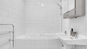 Douche, sĂšche-cheveux, serviettes fournies, savon