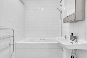 Douche, séchoir à cheveux, serviettes fournies, savon