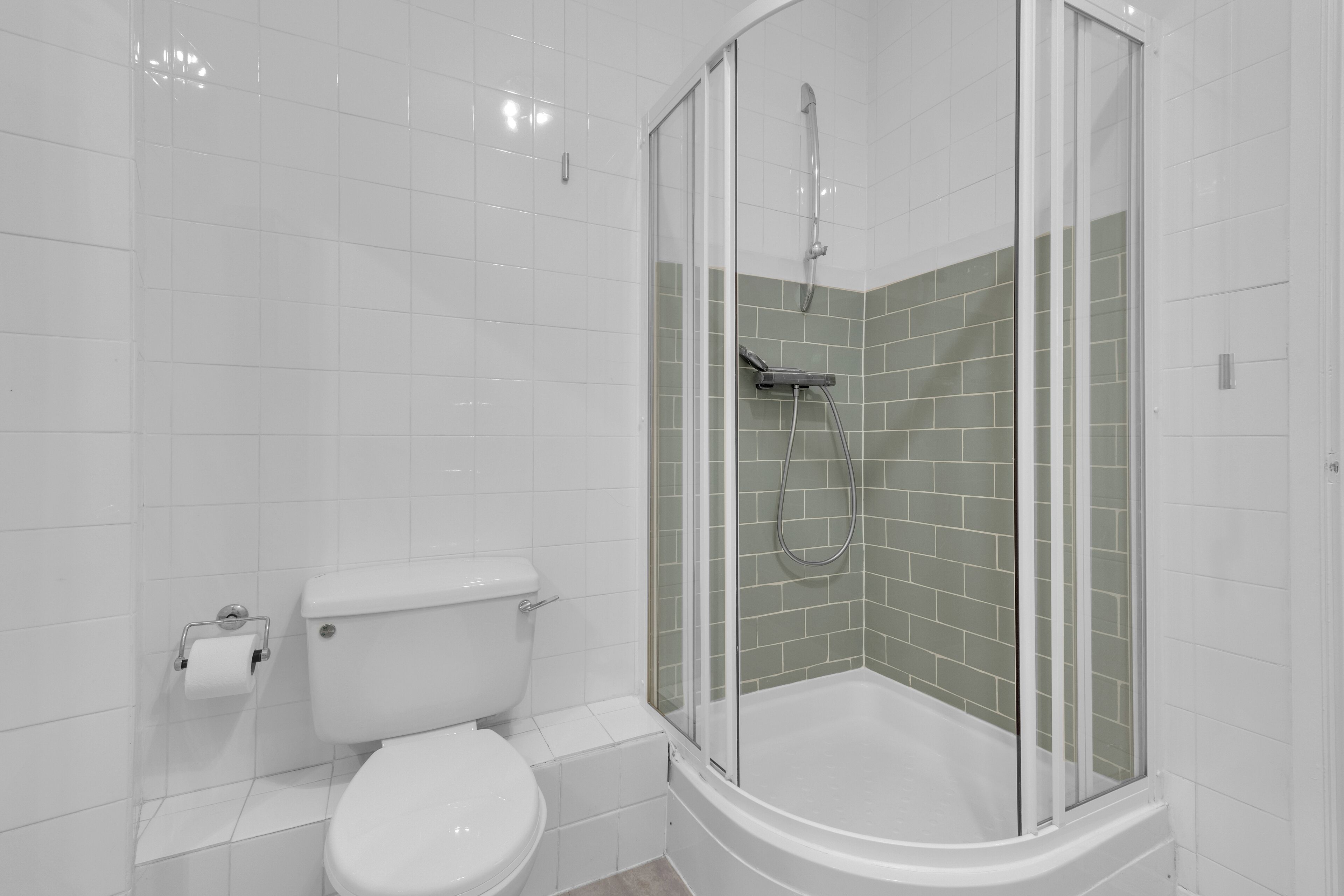 Dusj, hårføner, håndklær og såpe