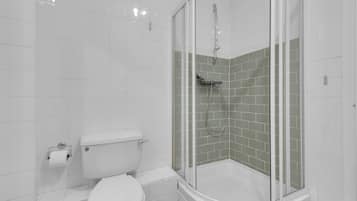 Dusj, hårføner, håndklær og såpe